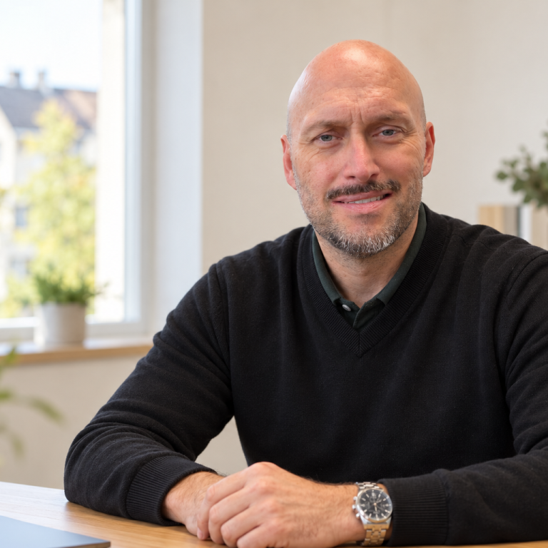 Frank Ringat am Schreibtisch